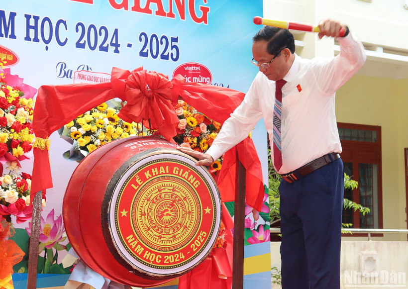 Phó Chủ tịch Quốc hội Trần Quang Phương thực hiện nghi thức đánh trống khai giảng năm học mới 2024-2025 tại Trường trung học cơ sở Ba Vì, huyện Ba Tơ (Quảng Ngãi). 