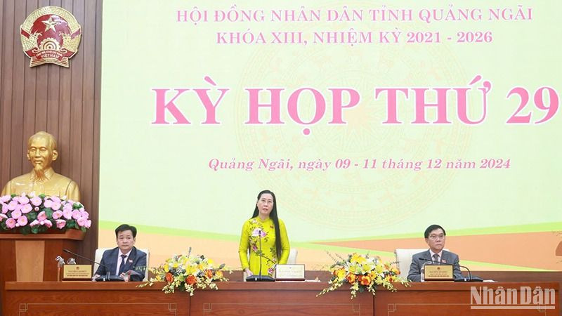 Đồng chí Bùi Thị Quỳnh Vân, Ủy viên Trung ương Đảng, Bí thư Tỉnh ủy, Chủ tịch Hội đồng nhân dân tỉnh Quảng Ngãi chủ trì phiên chất vấn.