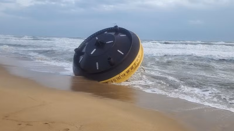 Vật thể hình trụ tròn chưa rõ nguồn gốc, xuất xứ trôi dạt vào bờ biển xã Phổ An, thị xã Đức Phổ (Quảng Ngãi). 