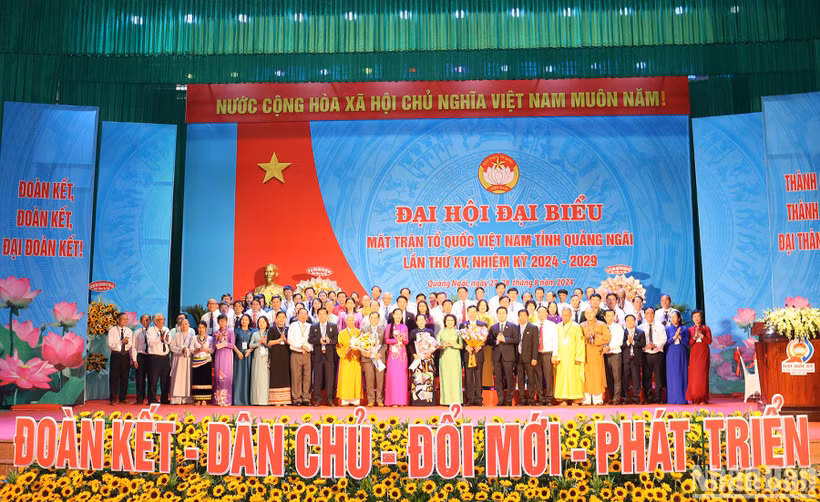 Lãnh đạo tỉnh Quảng Ngãi tặng hoa chúc mừng 85 vị đại biểu được cử tham gia Ủy ban Mặt trận Tổ quốc Việt Nam tỉnh Quảng Ngãi khóa XV.