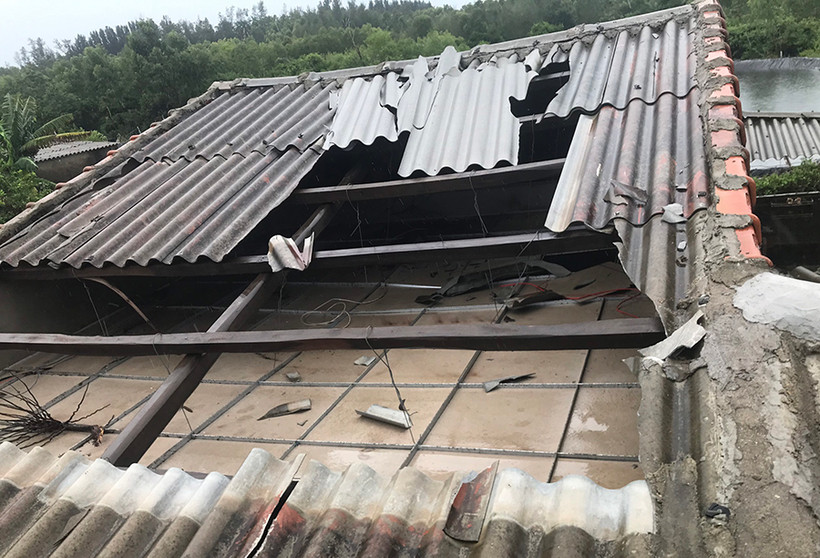 Lốc xoáy làm nhà của dân ở xã Bình Hải, huyện Bình Sơn (Quảng Ngãi) bị hư hại nặng.