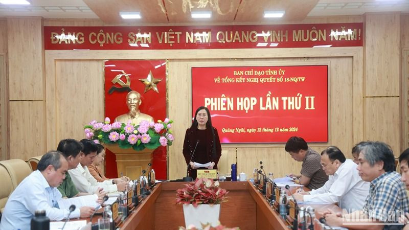 Bí thư Tỉnh ủy, Chủ tịch Hội đồng nhân dân tỉnh Quảng Ngãi Bùi Thị Quỳnh Vân phát biểu tại phiên họp lần thứ 2 của Ban Chỉ đạo Tỉnh ủy về tổng kết Nghị quyết số 18-NQ/TW diễn ra vào sáng 12/12.