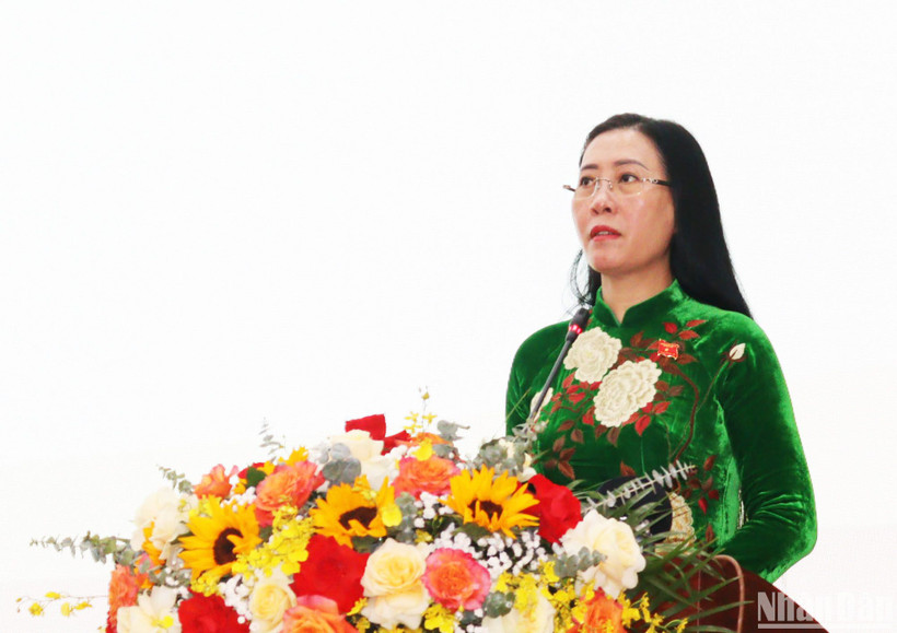 Đồng chí Bùi Thị Quỳnh Vân, Ủy viên Trung ương Đảng, Bí thư Tỉnh ủy, Chủ tịch Hội đồng nhân dân tỉnh Quảng Ngãi phát biểu tại kỳ họp.