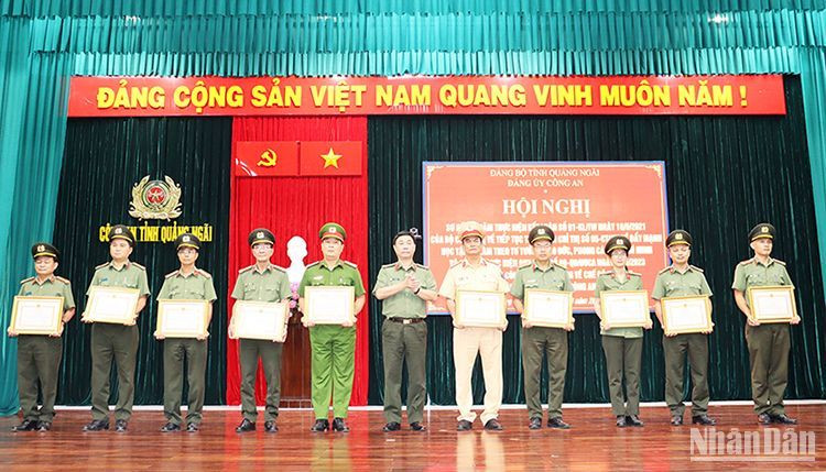 Lãnh đạo Công an tỉnh Quảng Ngãi trao tặng Giấy khen cho các tập thể và cá nhân có thành tích về học tập và làm theo tư tưởng, đạo đức, phong cách Hồ Chí Minh, giai đoạn 2021-2203. 