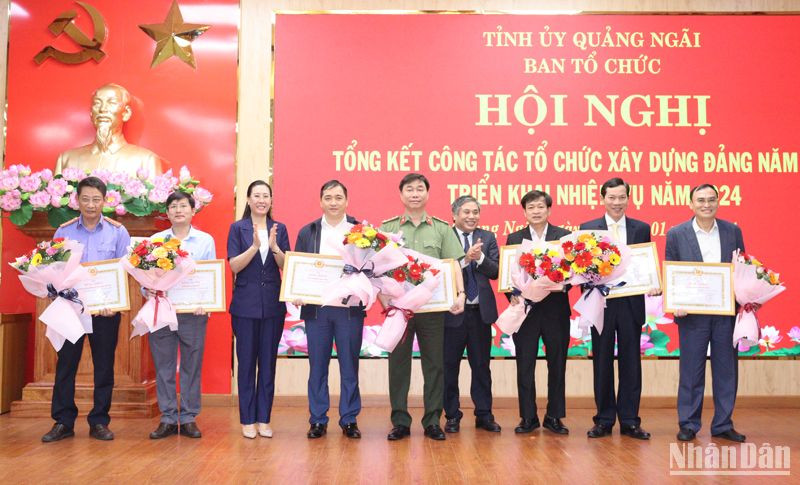 Trao Bằng khen của Ban Thường vụ Tỉnh ủy Quảng Ngãi cho các tổ chức đảng, cơ quan chuyên trách tham mưu, giúp việc Tỉnh ủy đạt tiêu chuẩn "Hoàn thành xuất sắc nhiệm vụ" tiêu biểu năm 2023. 