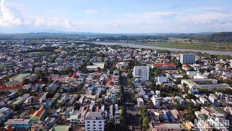 Sau khi thực hiện sắp xếp đơn vị hành chính, tỉnh Quảng Ngãi còn lại 170 đơn vị hành chính cấp xã, gồm 145 xã, 17 phường và 8 thị trấn.