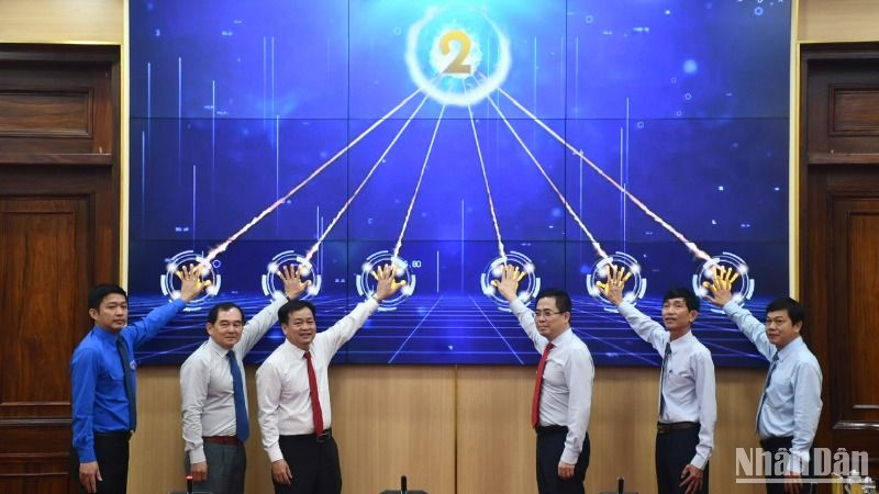 Việc đưa vào khai thác ứng dụng C-Quảng Ngãi (app công dân) và ứng dụng G-Quảng Ngãi (app công chức) là bước tiến mới trong công tác chuyển đổi số của tỉnh Quảng Ngãi.
