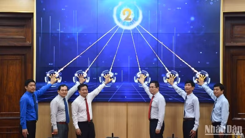 Việc đưa vào khai thác ứng dụng C-Quảng Ngãi (app công dân) và ứng dụng G-Quảng Ngãi (app công chức) là bước tiến mới trong công tác chuyển đổi số của tỉnh Quảng Ngãi.