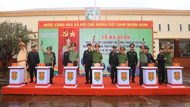Lãnh đạo Công an tỉnh Quảng Ngãi và đại diện các lực lượng thực hiện nghi thức phát lệnh ra quân cao điểm tấn công trấn áp tội phạm dịp Tết Nguyên đán Ất Tỵ.