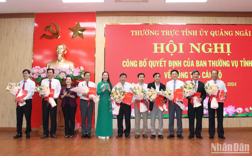 Lãnh đạo Tỉnh ủy Quảng Ngãi trao Quyết định và tặng hoa chúc mừng 9 đồng chí thuộc diện Ban Thường vụ Tỉnh ủy Quảng Ngãi được điều động, luân chuyển nhận nhiệm vụ mới. 