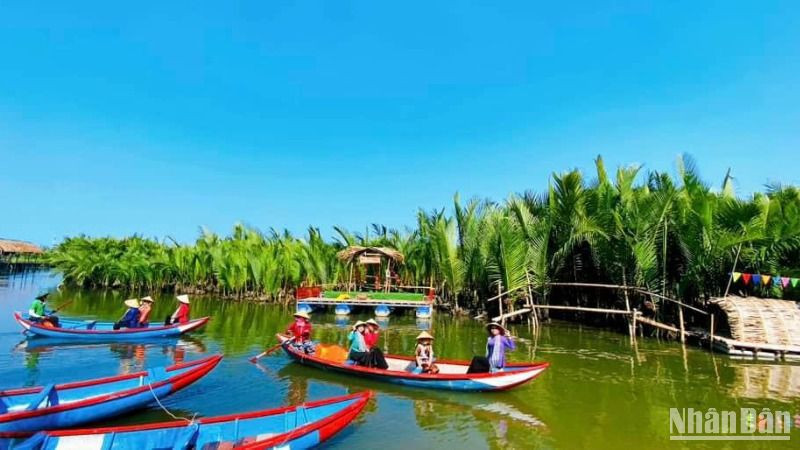 Du khách trải nghiệm điểm du lịch rừng dừa nước Tịnh Khê, ở xã Tịnh Khê, thành phố Quảng Ngãi.