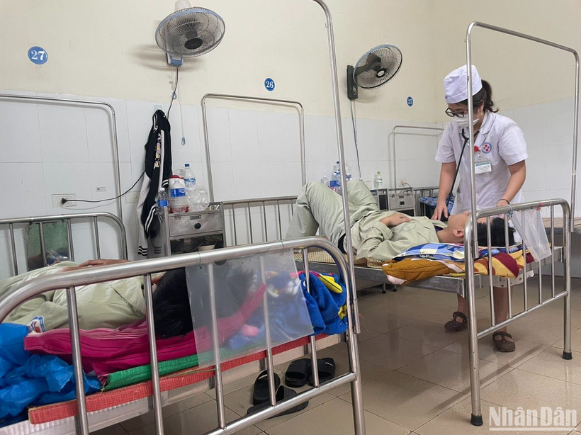 Các bệnh nhân nghi ngộ độc sau khi ăn bánh mì đang được điều trị tại Bệnh viện đa khoa Quảng Ngãi. 