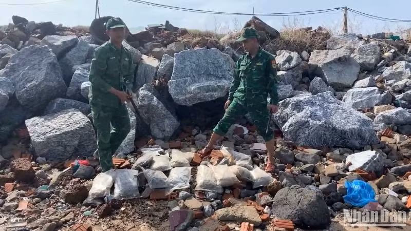 Các túi nylon chứa ma túy, loại cần sa được lực lượng Bộ đội Biên phòng phát hiện, thu gom khi trôi dạt vào bờ biển xã Bình Hải, huyện Bình Sơn. 