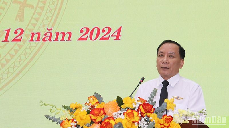 Chánh án Tòa án nhân dân tỉnh Quảng Ngãi Phạm Trung Uy trình bày báo cáo công tác Tòa án tại kỳ họp cuối năm 2024 của Hội đồng nhân dân tỉnh Quảng Ngãi khóa 13, nhiệm kỳ 2021-2026.