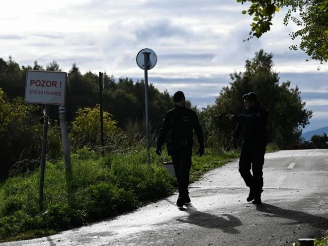 Cảnh sát tuần tra tại đường biên giới giữa Séc và Slovakia. (Ảnh: Reuters)
