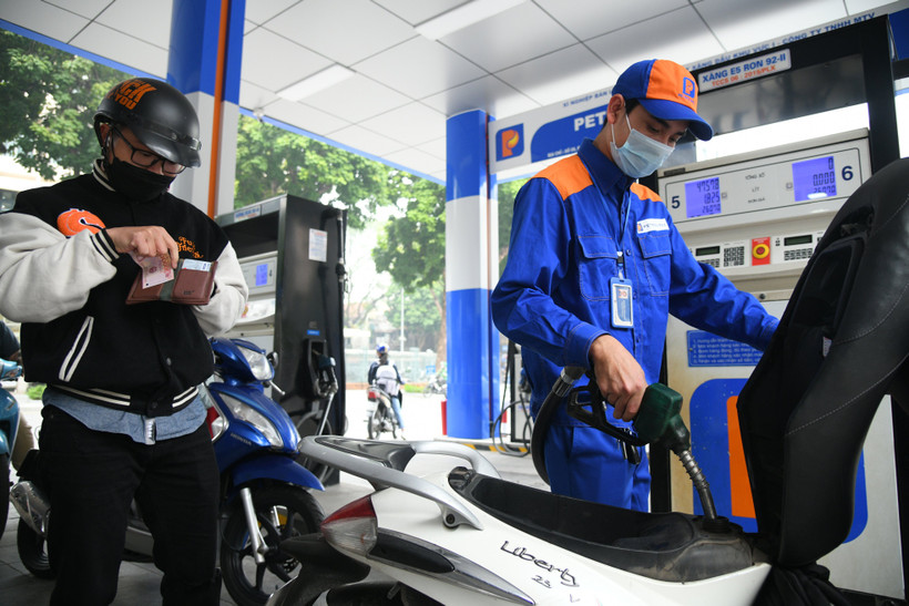 Tăng hơn 300 đồng, giá xăng E5RON92 ở mức 20 nghìn/lít