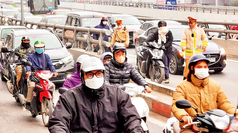 Nhiều trường hợp đi xe máy vào đường vành đai 2 trên cao bị lực lượng cảnh sát giao thông phát hiện và xử lý. (Ảnh PHÙNG ÐÔ)