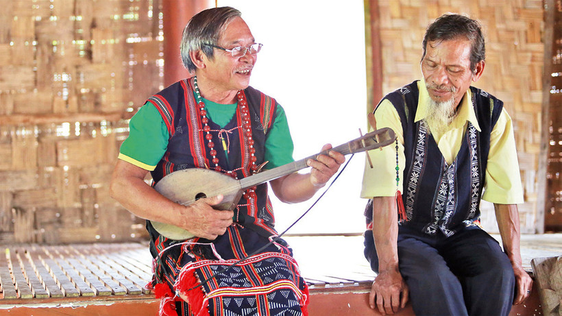 Già Mỹ, già Tám say sưa thể hiện bài hát lý của người Cơ Tu. 