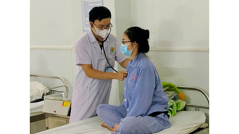 Bác sĩ Khoa Hồi sức cấp cứu, Bệnh viện Phổi Quảng Ninh thăm khám cho bệnh nhân. (Ảnh HOÀI MINH) 