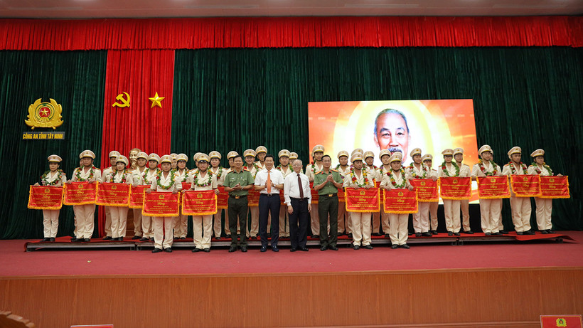  Các tập thể, cá nhân lực lượng Công an tỉnh Tây Ninh được khen thưởng vì có thành tích xuất sắc.