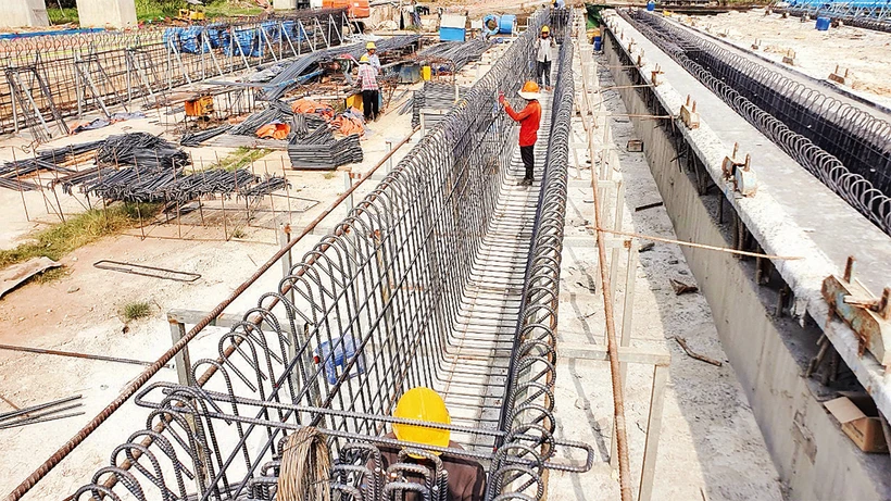 Ba tháng qua, công trình thi công dự án thành phần 1A (đoạn Tân Vạn- Nhơn Trạch giai đoạn 1) thuộc đường vành đai 3 Thành phố Hồ Chí Minh ngưng trệ phần san lấp nền đường do thiếu cát.