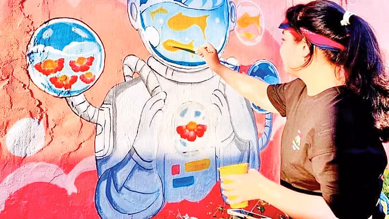 Sinh viên tình nguyện vẽ tranh tại xã đảo Tam Hải, huyện Núi Thành, tỉnh Quảng Nam.