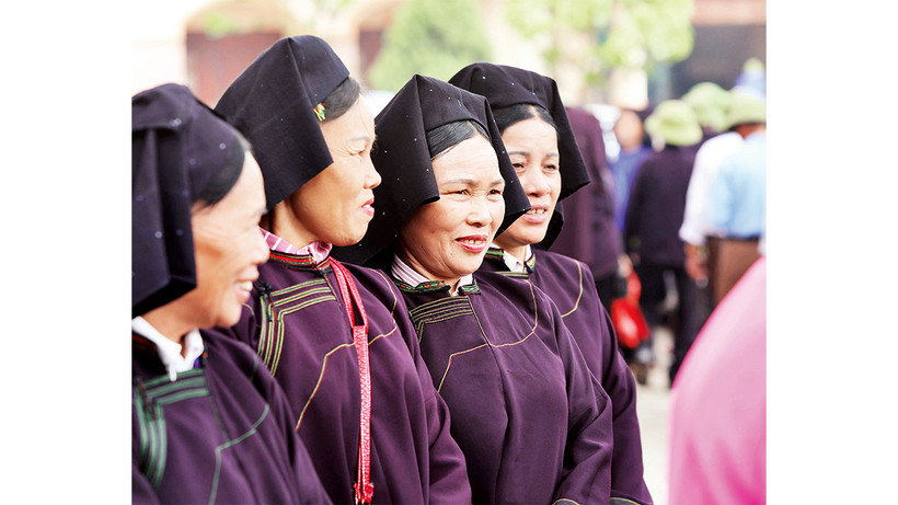 Bà con các dân tộc trong vùng nô nức rủ nhau về dự phiên chợ. 