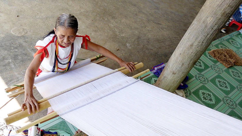 Phụ nữ Rơ Măm ở làng Le, xã Mô Rai, huyện Sa Thầy dệt thổ cẩm.