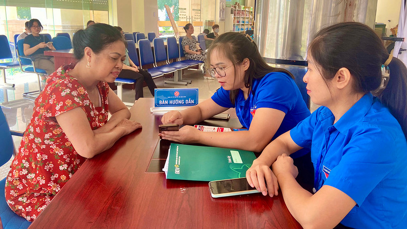 Ðoàn viên, thanh niên tỉnh Bắc Kạn hướng dẫn người dân sử dụng các dịch vụ công qua điện thoại di động. (Ảnh THU TRANG)