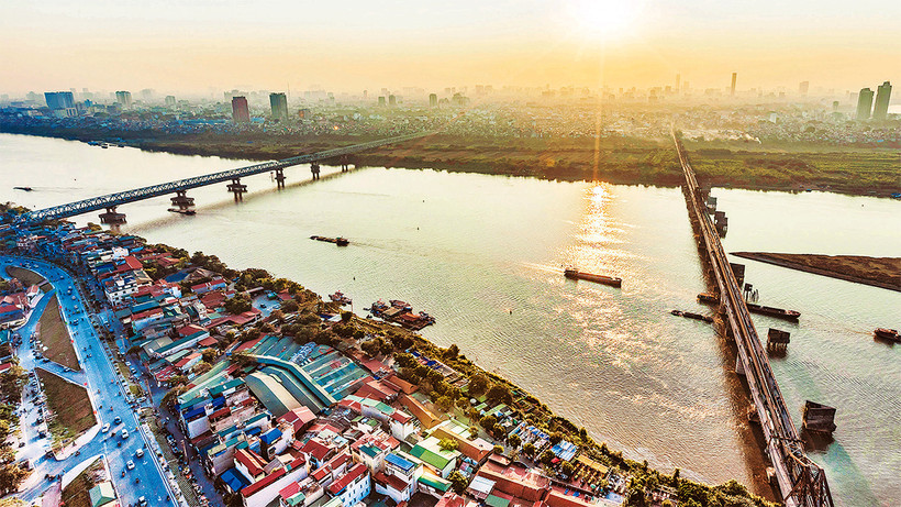Ðồ án Quy hoạch Thủ đô Hà Nội thời kỳ 2021-2030, tầm nhìn đến năm 2050 đề xuất hệ thống tàu điện một ray bố trí dọc hai bên sông Hồng. (Ảnh ÐĂNG ANH)