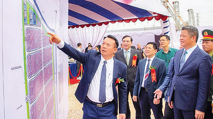 Lãnh đạo huyện Phúc Thọ giới thiệu các dự án Cụm công nghiệp Tam Hiệp, Liên Hiệp.