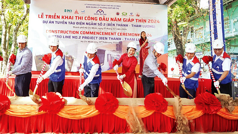 Lãnh đạo thành phố, Ban quản lý Ðường sắt đô thị thực hiện nghi thức triển khai thi công đầu năm. (Ảnh THẾ ANH)