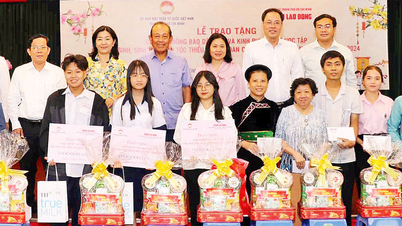 Trao học bổng tặng học sinh dân tộc thiểu số trên địa bàn Quận 8.