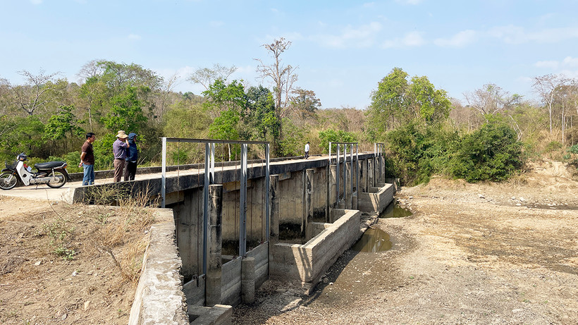 Kiểm tra nguồn nước tại đập dâng xã Hàm Cần, huyện Hàm Thuận Nam, tỉnh Bình Thuận.