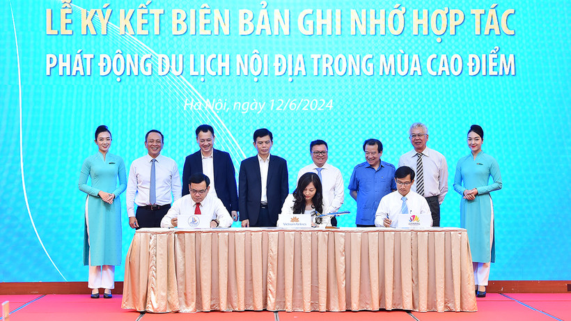 Lễ ký kết bản ghi nhớ hợp tác, phát động du lịch nội địa mùa cao điểm giữa Vietnam Airlines. thành phố Đà Nẵng và tỉnh Khánh Hòa. (Ảnh THỦY NGUYÊN)