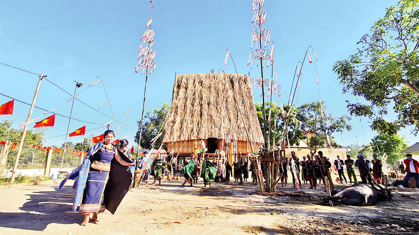 Ðồng bào Hà Lăng biểu diễn cồng chiêng, múa chiêu mừng nhà rông mới.