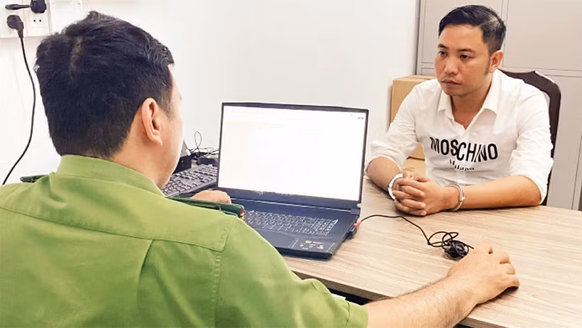 Cơ quan chức năng tạm giữ đối tượng lừa đảo chiếm đoạt tài sản qua dịch vụ giao hàng có thu hộ tiền.