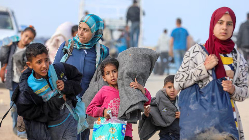 Nhiều người dân Palestine phải rời bỏ nhà cửa do xung đột. (Ảnh REUTERS)