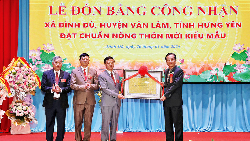 Lễ đón Bằng công nhận xã Ðình Dù, huyện Văn Lâm, tỉnh Hưng Yên đạt chuẩn nông thôn mới kiểu mẫu. 