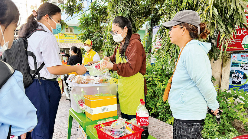 Hàng rong trước cổng trường luôn tiềm ẩn nguy cơ mất an toàn thực phẩm. 