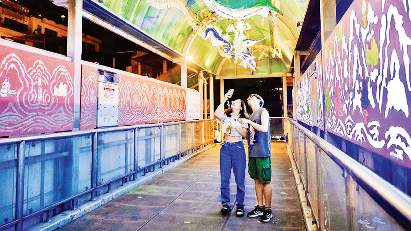 Các bạn trẻ đến trải nghiệm tại không gian nghệ thuật trên cầu vượt phố Trần Nhật Duật.