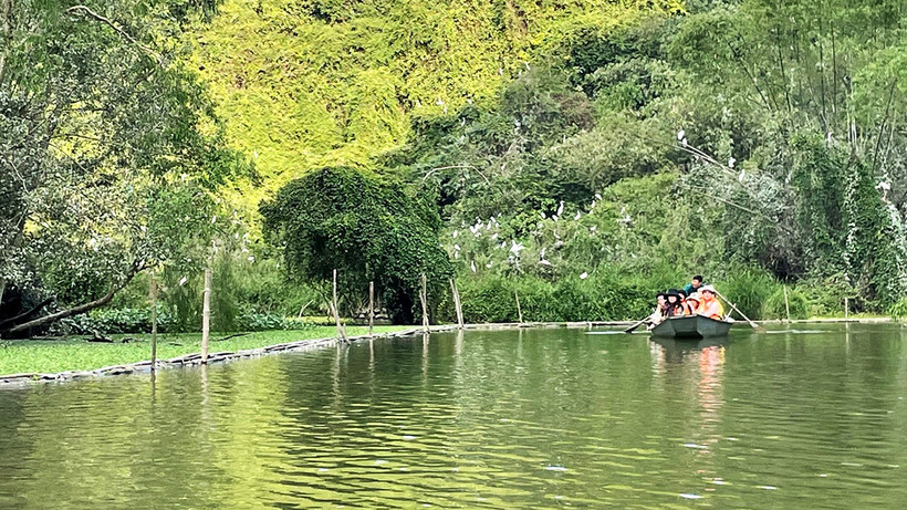 Du khách tham quan Khu du lịch sinh thái Thung Nham, tỉnh Ninh Bình.