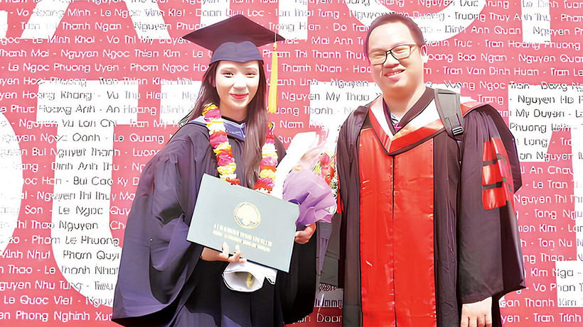 Phó Giáo sư, Tiến sĩ Phan Nguyễn Kỳ Phúc (phải) trao Bằng tốt nghiệp cho sinh viên.
