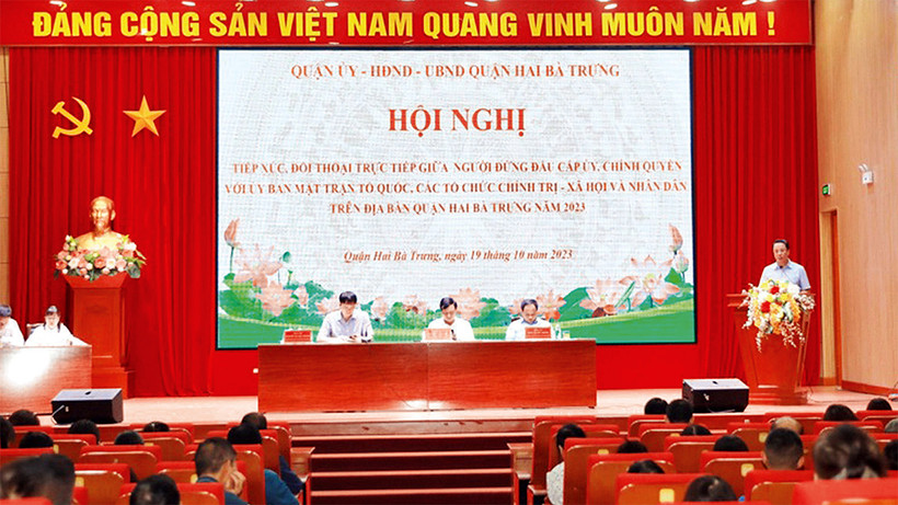 Hội nghị tiếp xúc, đối thoại trực tiếp giữa người đứng đầu cấp ủy, chính quyền với Ủy ban Mặt trận Tổ quốc, các tổ chức chính trị-xã hội và nhân dân quận Hai Bà Trưng. (Ảnh LINH NGUYỄN)