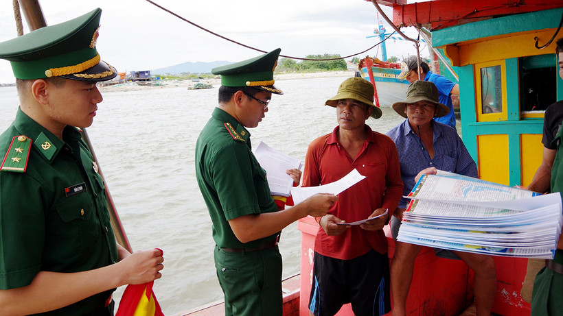 Bộ đội Biên phòng tỉnh Bà Rịa-Vũng Tàu tuyên truyền cho ngư dân về chống khai thác hải sản bất hợp pháp, không khai báo và không theo quy định. (Ảnh VŨ TÂN)