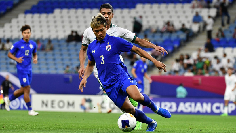 Pha tranh bóng giữa cầu thủ U23 Thái Lan (áo xanh) và U23 Iraq.