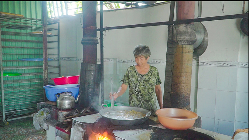 Bà Nguyễn Thị Sáu (thị xã Bình Minh, tỉnh Vĩnh Long) với nghề làm mứt truyền thống.