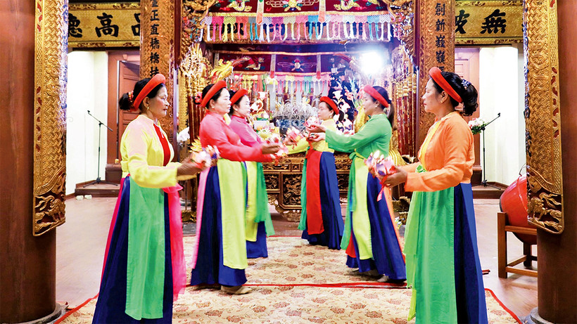 Hát nhà tơ, hát cửa đình tại Lễ hội đình Vạn Ninh, thành phố Móng Cái.