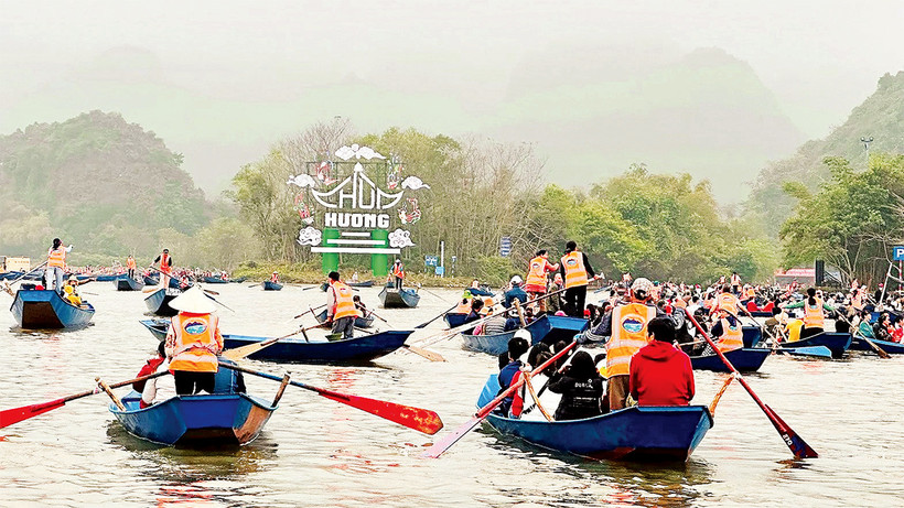 Du khách trảy hội chùa Hương xuân Giáp Thìn.