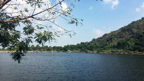 Các hồ nước tích trữ nước phục vụ sản xuất nông nghiệp.